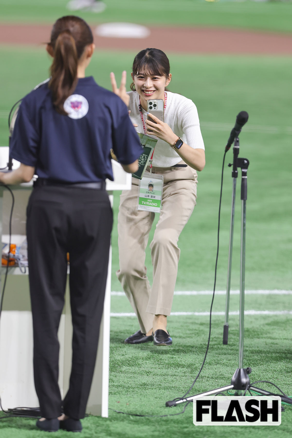 五十嵐にいかアナの記念写真を撮る山本里咲アナ