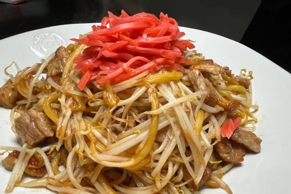 ロバート馬場が公開した焼きそばにも、山盛りの紅しょうががかかっている（写真・本人Instagramより）