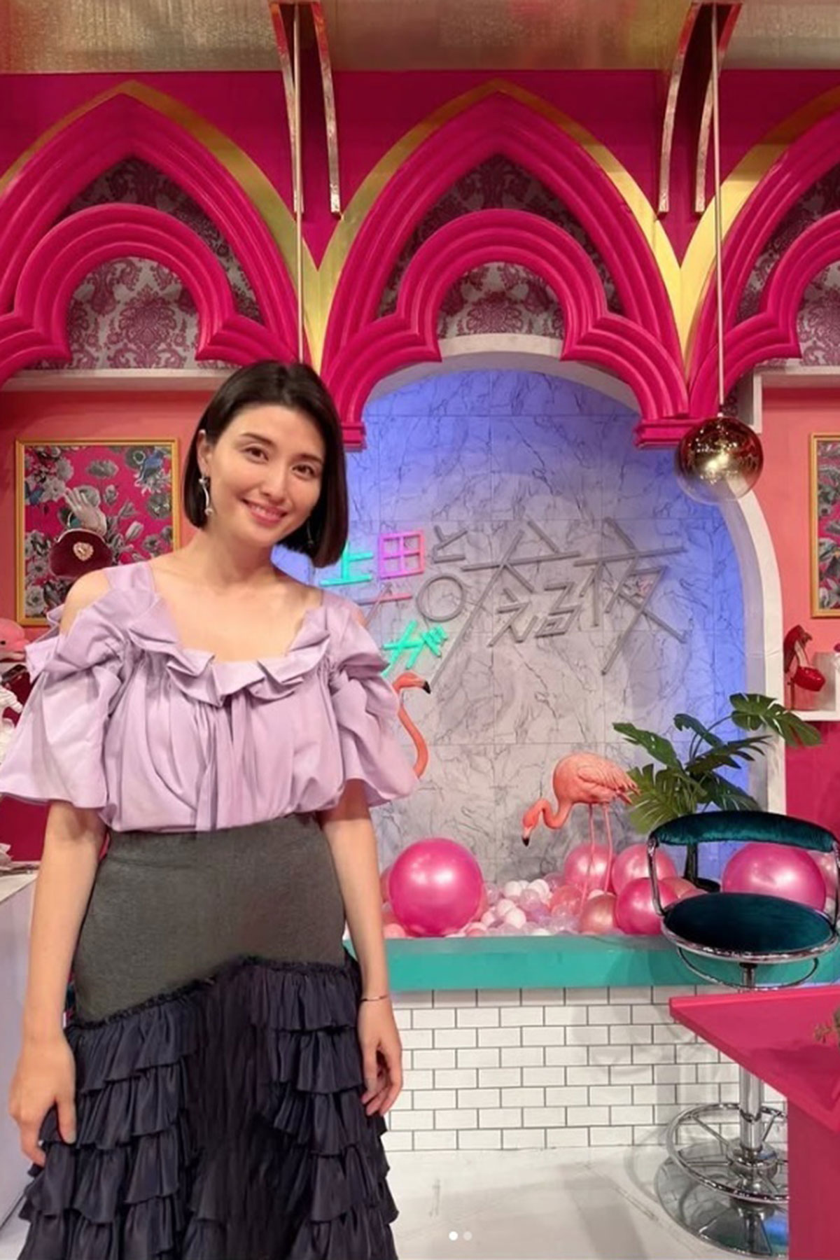 “潔癖エピソード” を披露した番組で美デコルテが露わな衣装を着る橋本マナミ(写真・本人Instagramより)