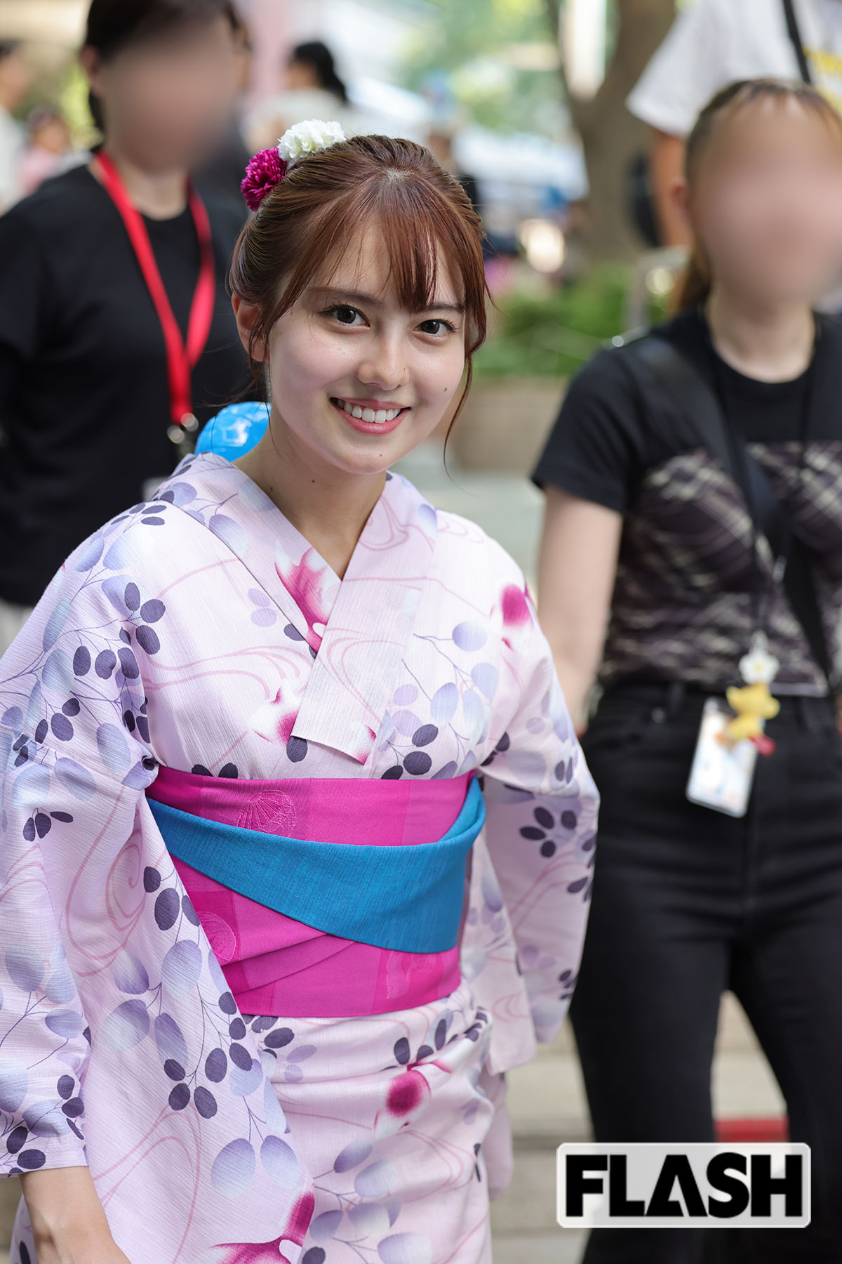 慣れた様子でカメラ目線でファンサをする宮本夢羅アナ