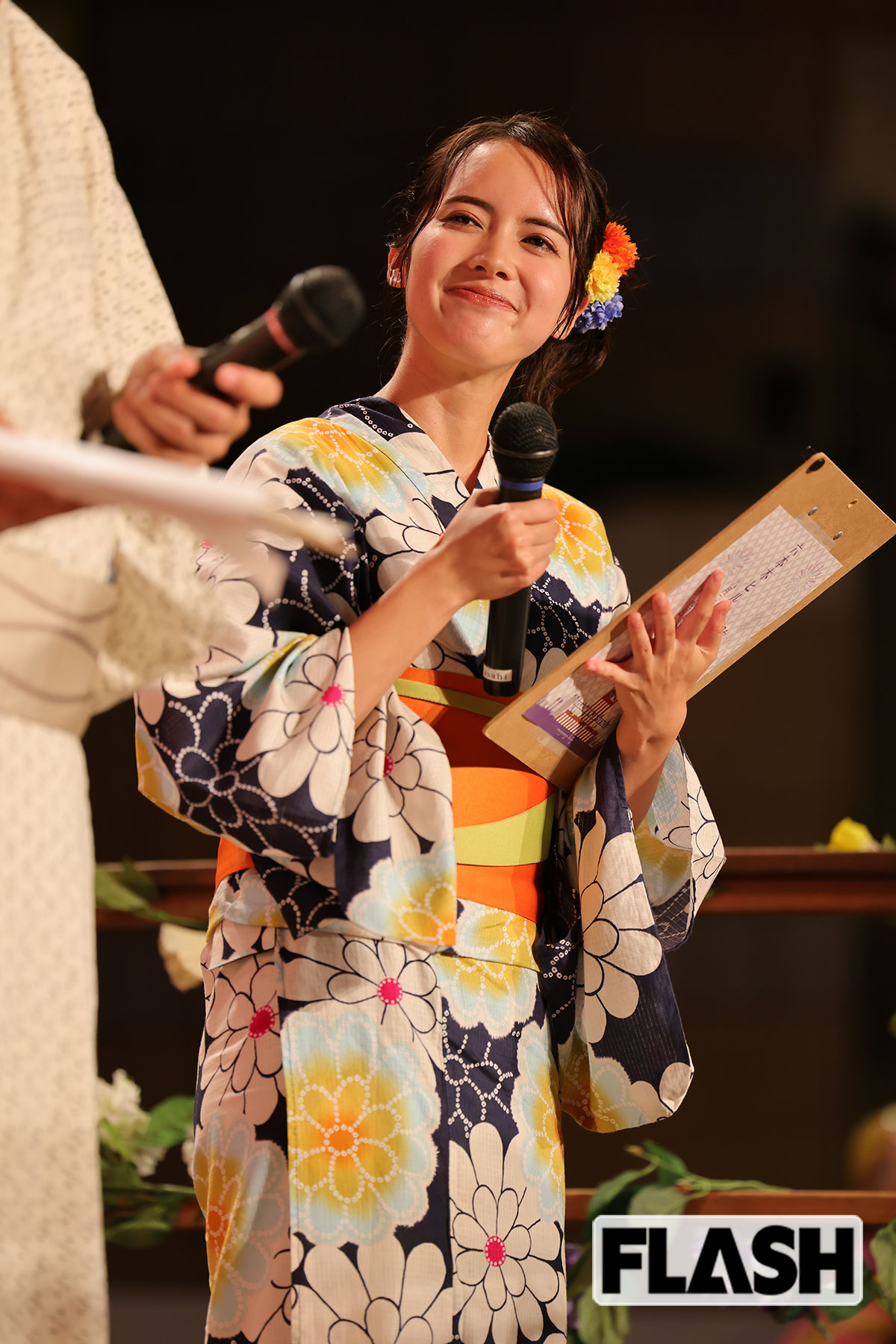 台本を持つ浦林凛アナ
