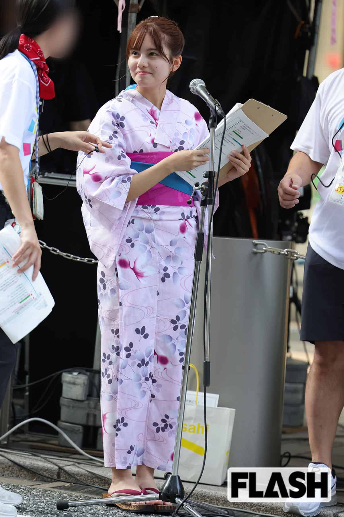 スタッフと笑顔で話す宮本夢羅アナ