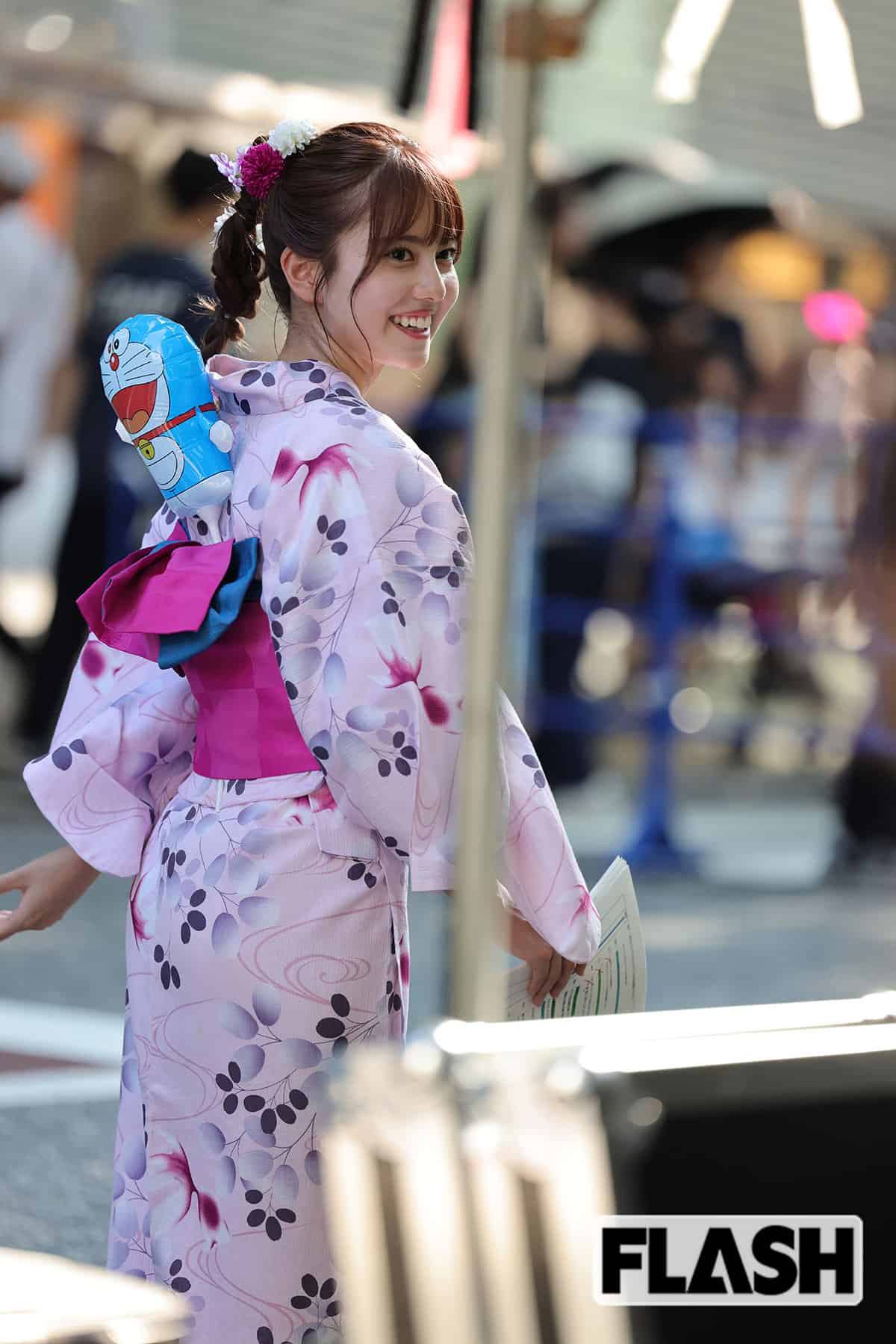 ドラえもんのスティックバルーンを持ち歩く宮本夢羅アナ
