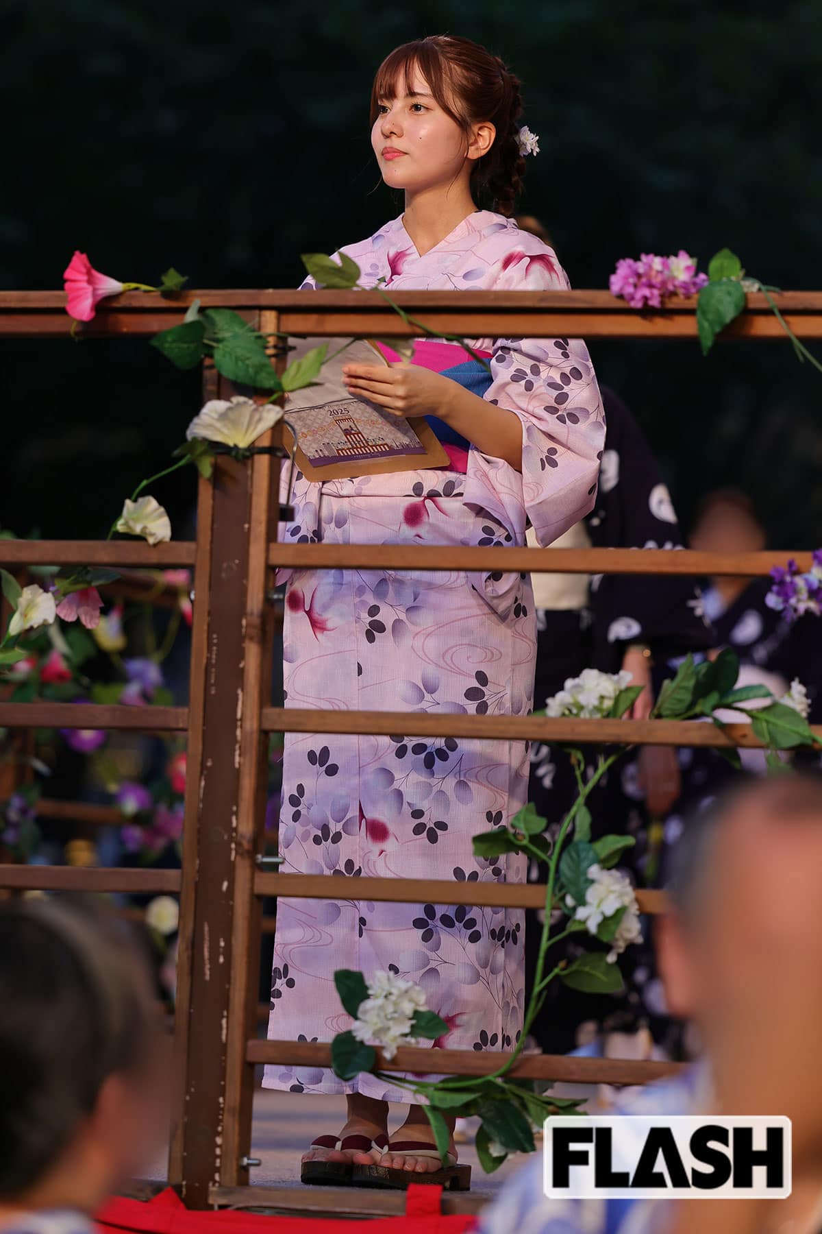 台本を片手に笑顔の宮本夢羅アナ