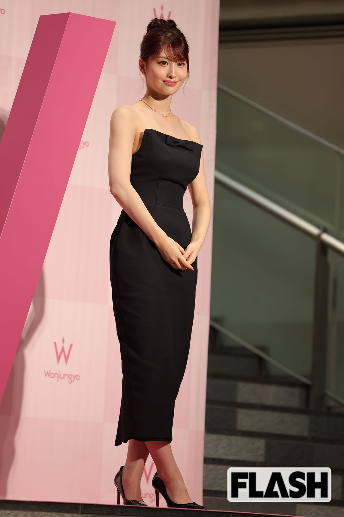 表参道にTWICE・モモ 大胆な“胸元パカパカドレス”で出現しファン騒然 多忙すぎるスケジュールに心配の声も