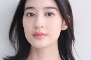 「やたら耳に残る」とSNSで話題、その反響は？　モデル美女が歌う「葬儀ブ…