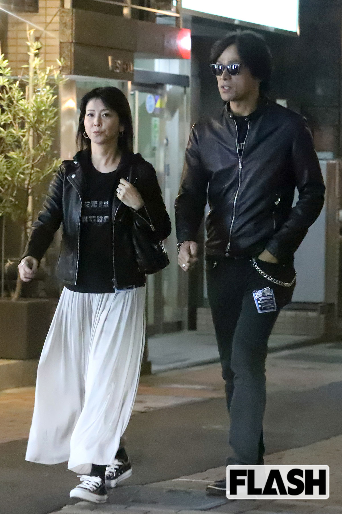 【高卒/高校中退カップル編】<3位・合計偏差値116>江口洋介・駒込高校 偏差値60&森高千里・九州女学院高校 偏差値56 / 2019年、夫婦そろって革ジャン姿でライブを鑑賞。道行く人は2人を見て、次々と振り返った