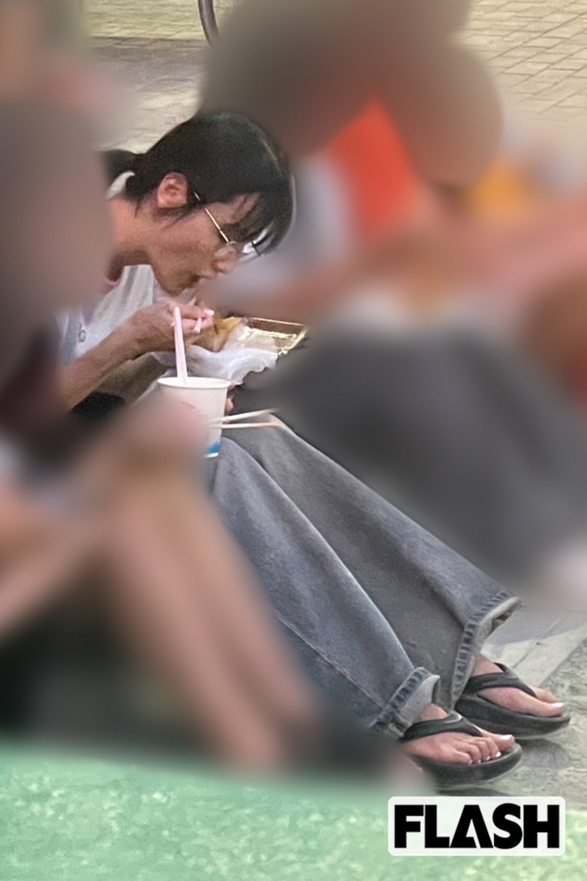 知人らと座り込み、屋台で買ったかき氷やわたあめを食べる橋本愛