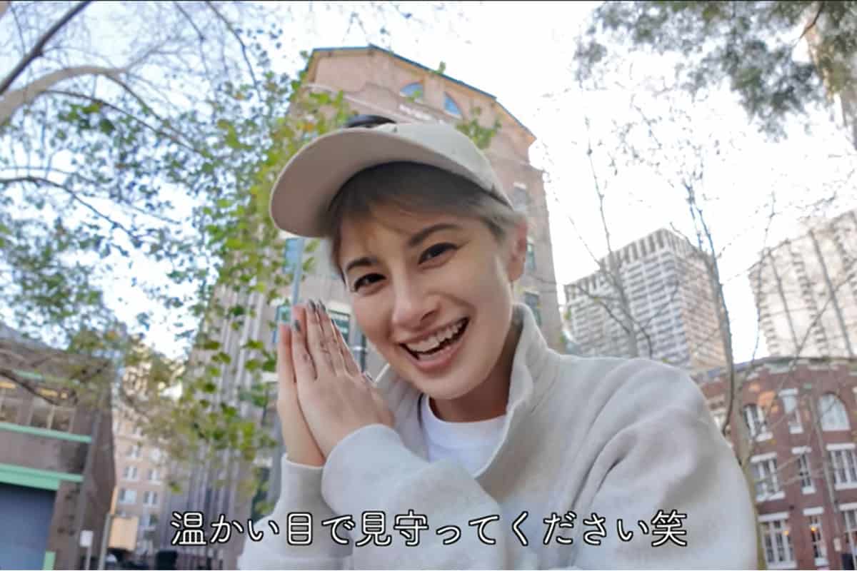 オーストラリア・シドニーの公園の一角で撮影をするホラン千秋（8月28日公開の自身のYouTubeより）