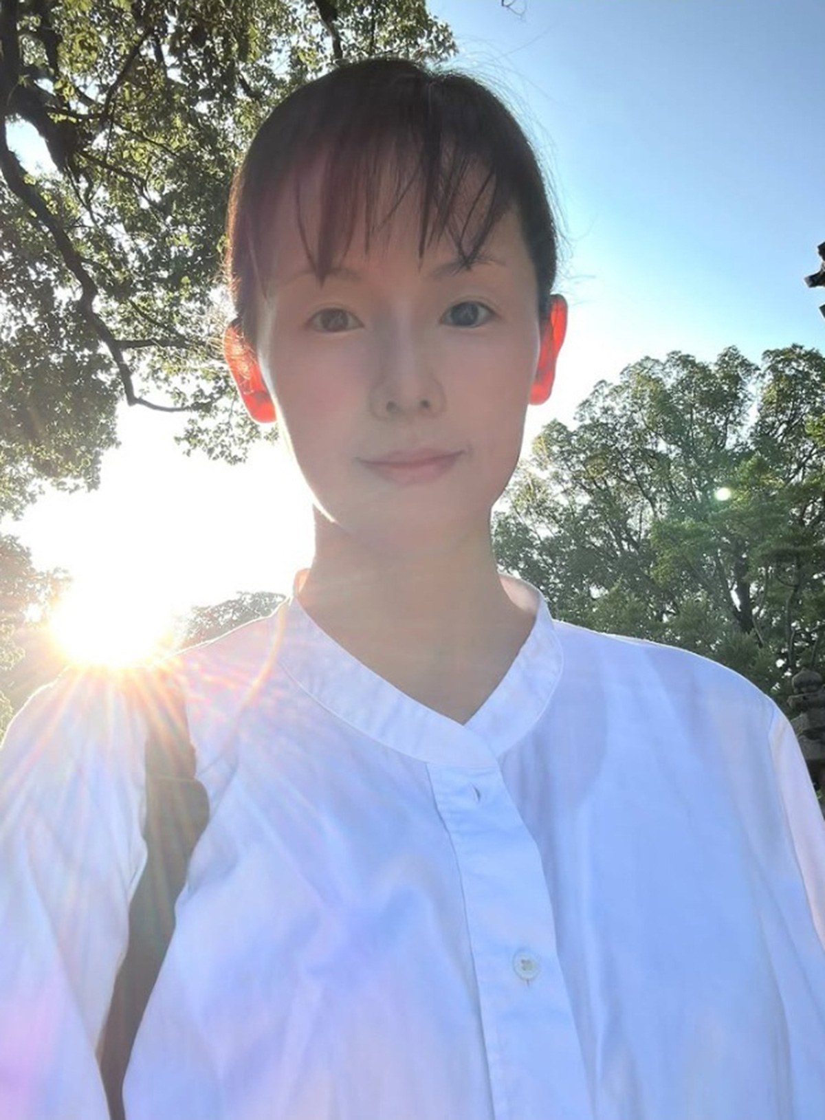 自身のInstagramにすっぴん写真を投稿した小西真奈美。自然派らしい柔らかい日差しを浴びている（写真・本人Instagramより）