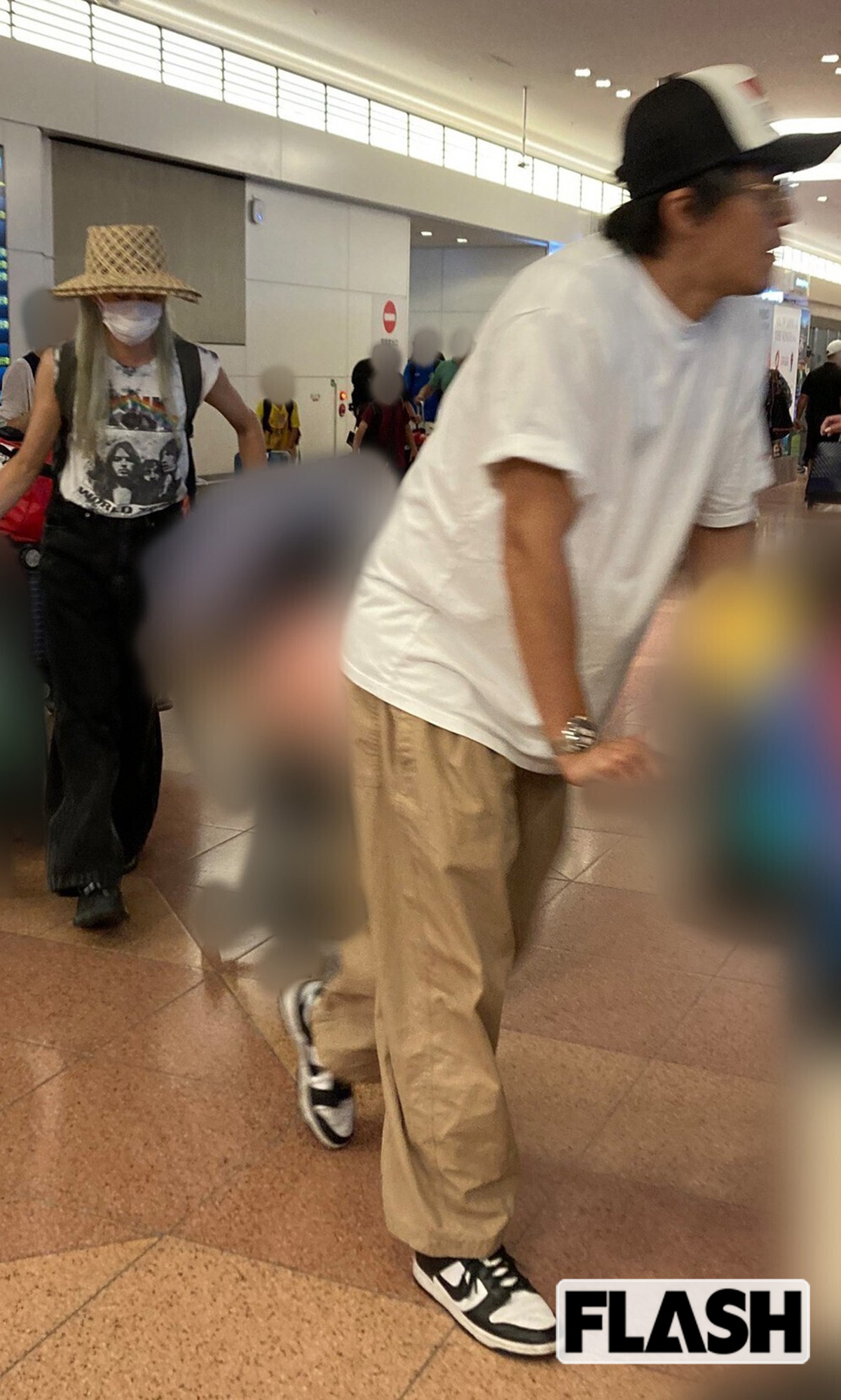 2025年8月、旅行帰りの山田優(左)と小栗旬(写真・金谷千治)