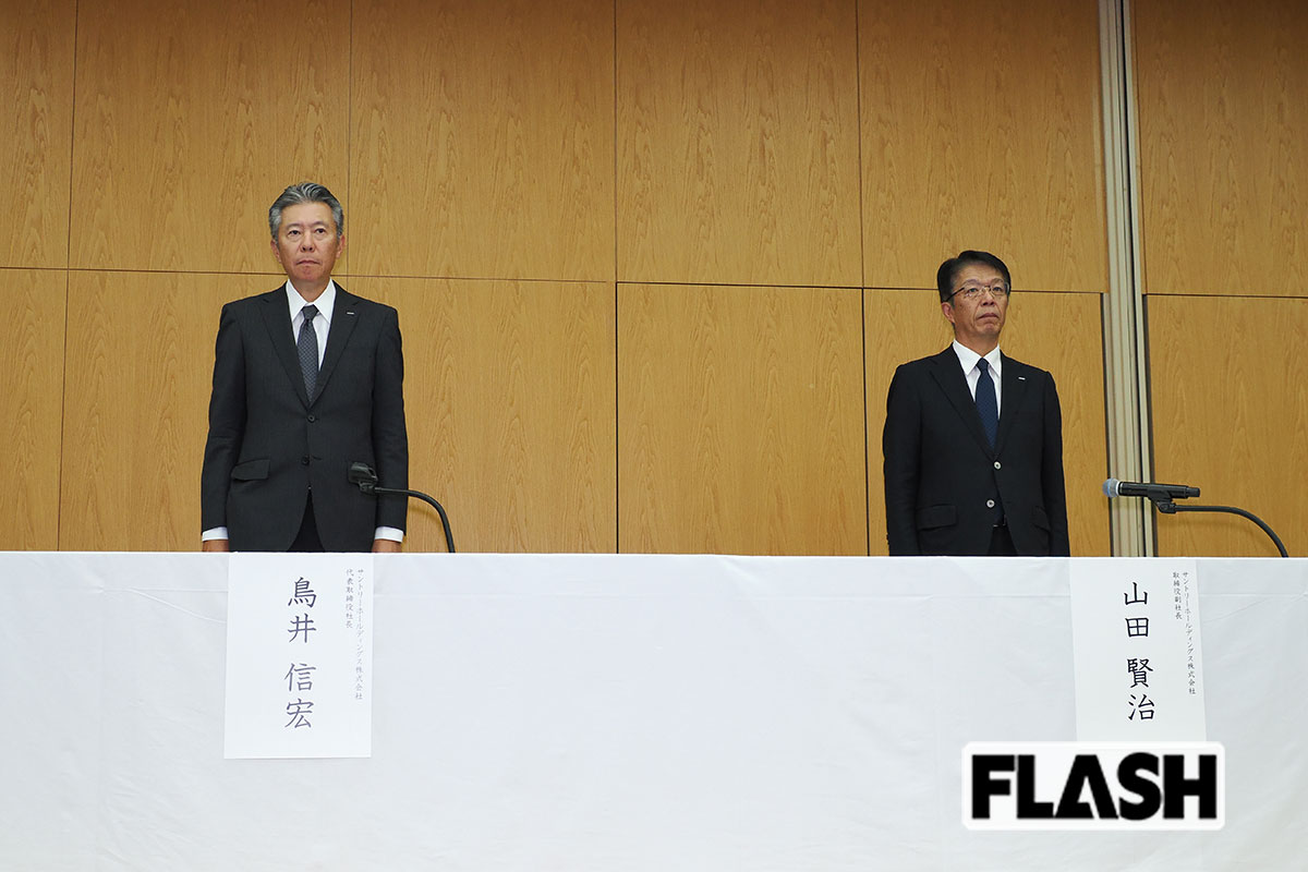 2025年9月2日、サントリー新浪剛史会長についての記者会見を開いた鳥井信宏社長(左)と山田賢治副社長(写真・梅基展央)