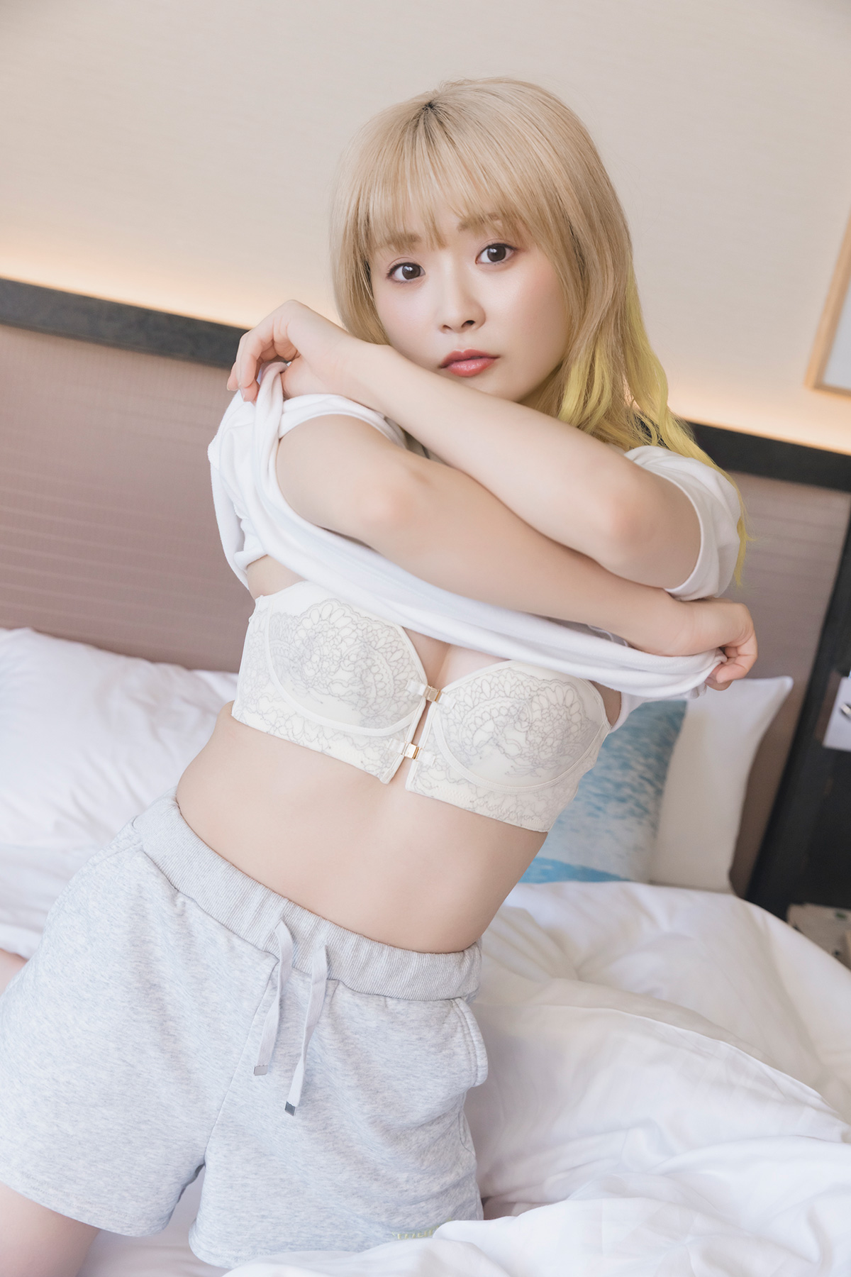 初のランジェリー姿に挑んだなつぽい。試合中には見せない表情が、なんとも艶っぽい(写真・高澤梨緒/STARDOM)