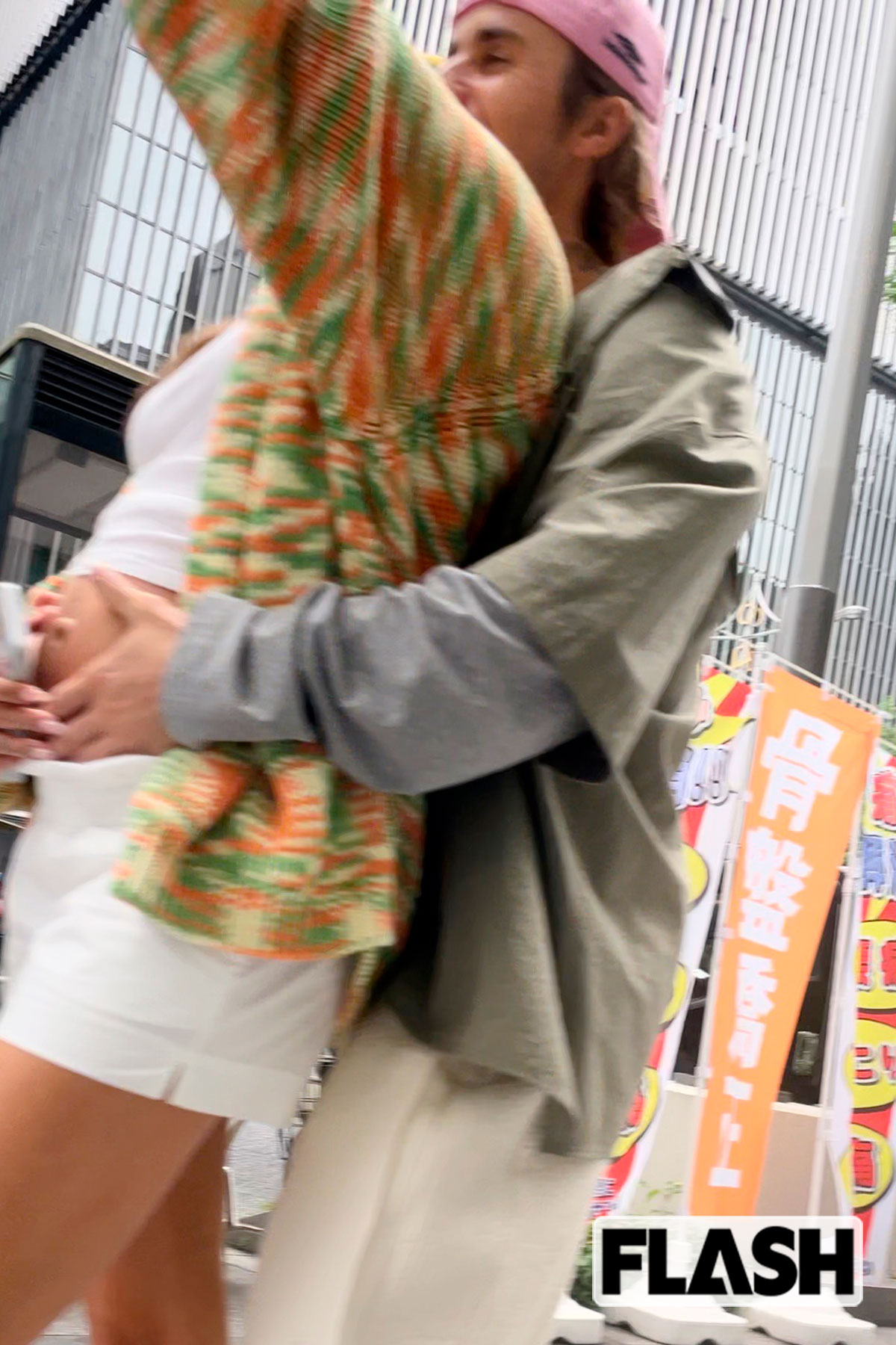 ジャスティン・ビーバー（31）／昨年5月、八重洲にある鉄板焼き店で食事後、妊娠中の妻のヘイリー・ビーバーを抱擁（写真・金谷千治）