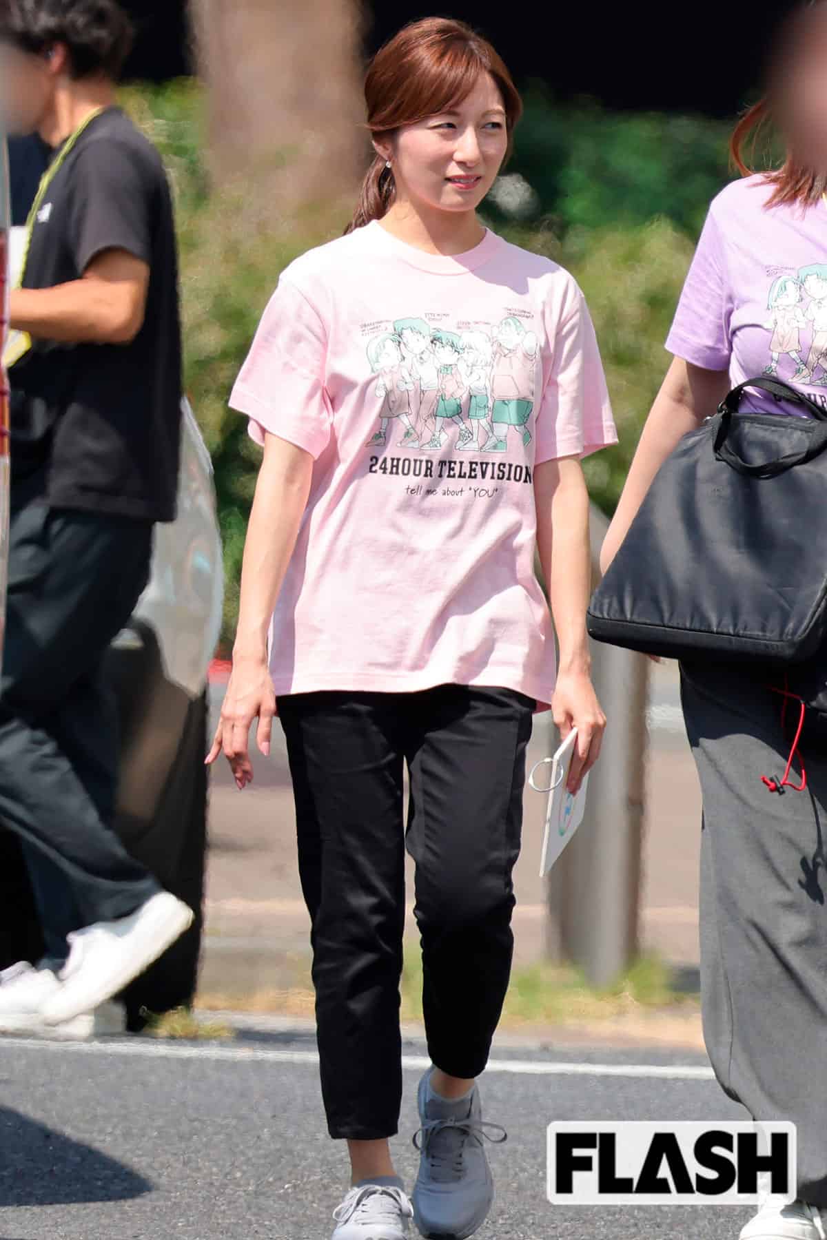 スタッフと談笑する市來玲奈アナ