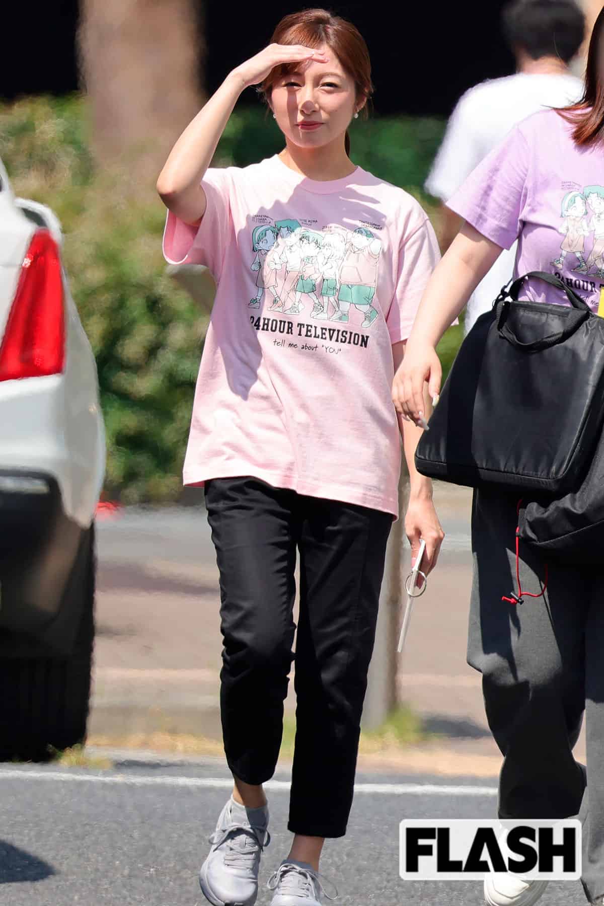 手で日差しをさえぎる市來玲奈アナ