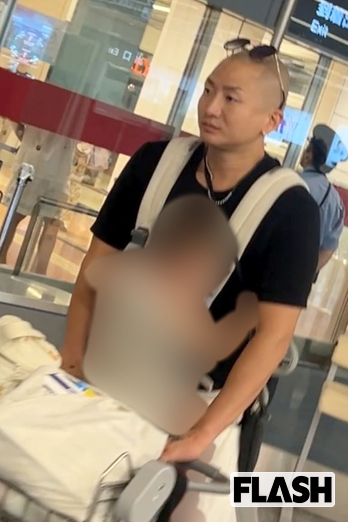 DJ社長“丸坊主で抱っこ紐”のイクメン姿!　妻は“みちょぱ似”美女、“オラオラ系”イメージ覆す子煩悩ぶり
