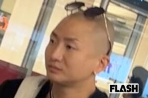 DJ社長“丸坊主で抱っこ紐”のイクメン姿!　妻は“みちょぱ似”美女、“オ…
