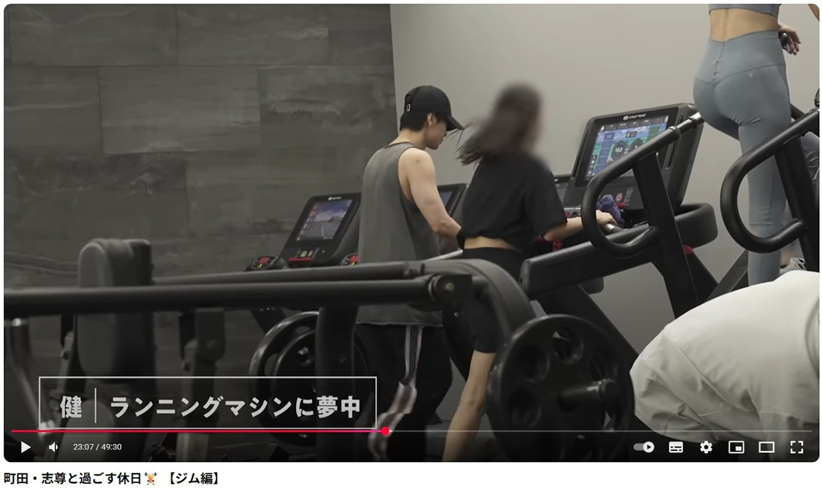 ランニングマシーンを利用する女性客に声をかける佐藤健(写真・本人のYouTubeチャンネルより)