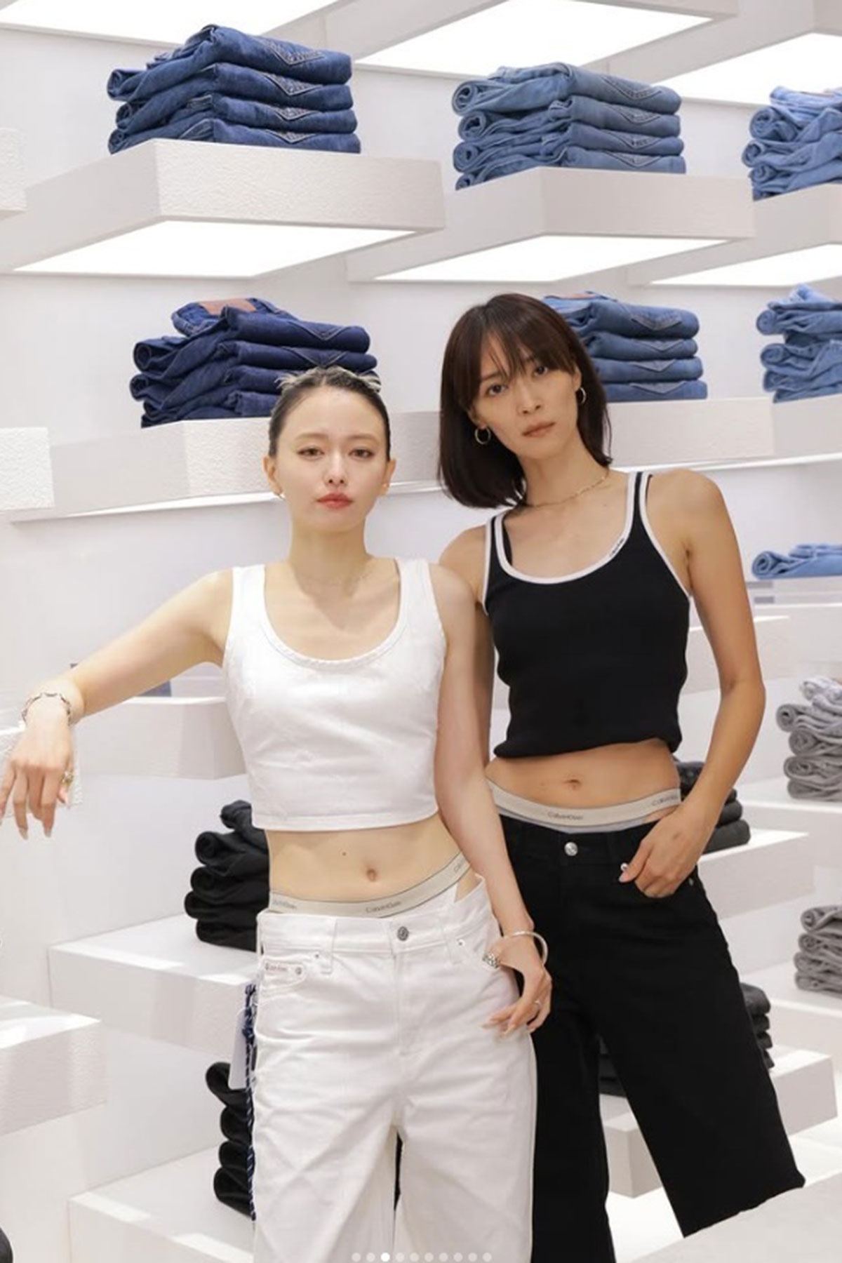 カルバンクラインの下着を見せる山本舞香。ロゴだけでなく下の素肌まで見えている(写真・本人Instagramより)