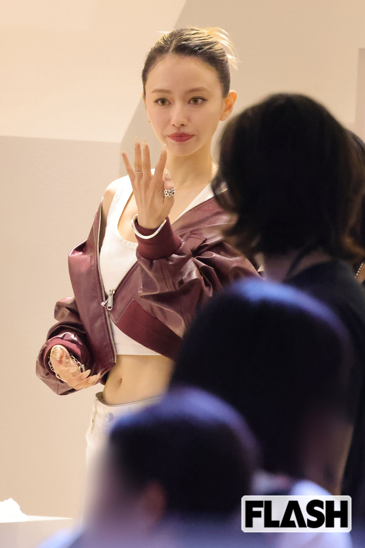 不思議なポーズをとる山本舞香