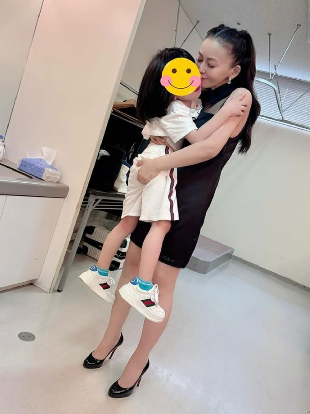 黒いワンピースを着て息子を抱きしめる華原朋美。ほっそりとした手足が目立っている(写真・本人Instagramより)