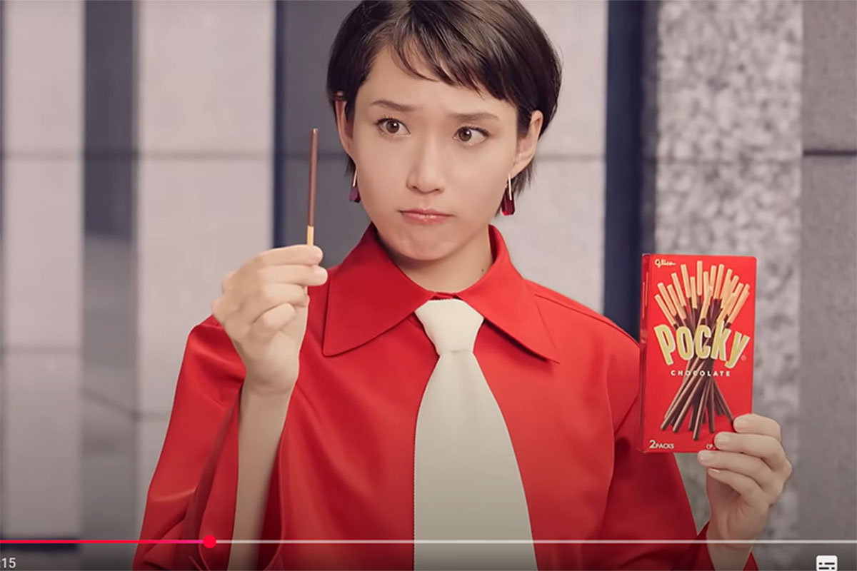 江崎グリコのチョコレート菓子「ポッキー」の新CMに出演する白本彩奈(9月2日投稿の江崎グリコの公式YouTubeより)