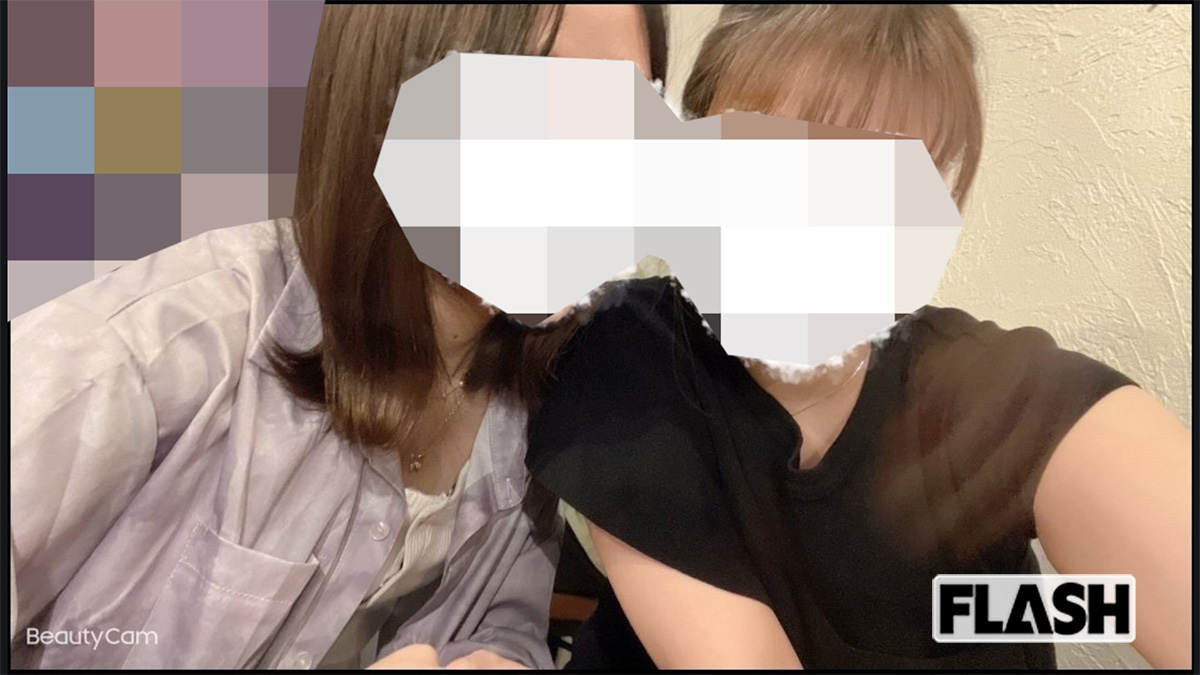 「ストーカーの異常な執念」撮影時期：令和6年／撮影場所：O県　若い女性が2人で楽しそうに撮っているスナップ。まわりも明るく、不自然なところはないのだが、向かって右側の女性の左肩に、巨大な手が…。じつは昔、お付き合いしていた男性が別れた後、ストーカー的な行動で困らせてきたらしい。まるで、「行くな」といわんばかりに掴む手は、元彼の生霊なのだろうか？（写真提供／解説・「怪談図書館」桜井館長）