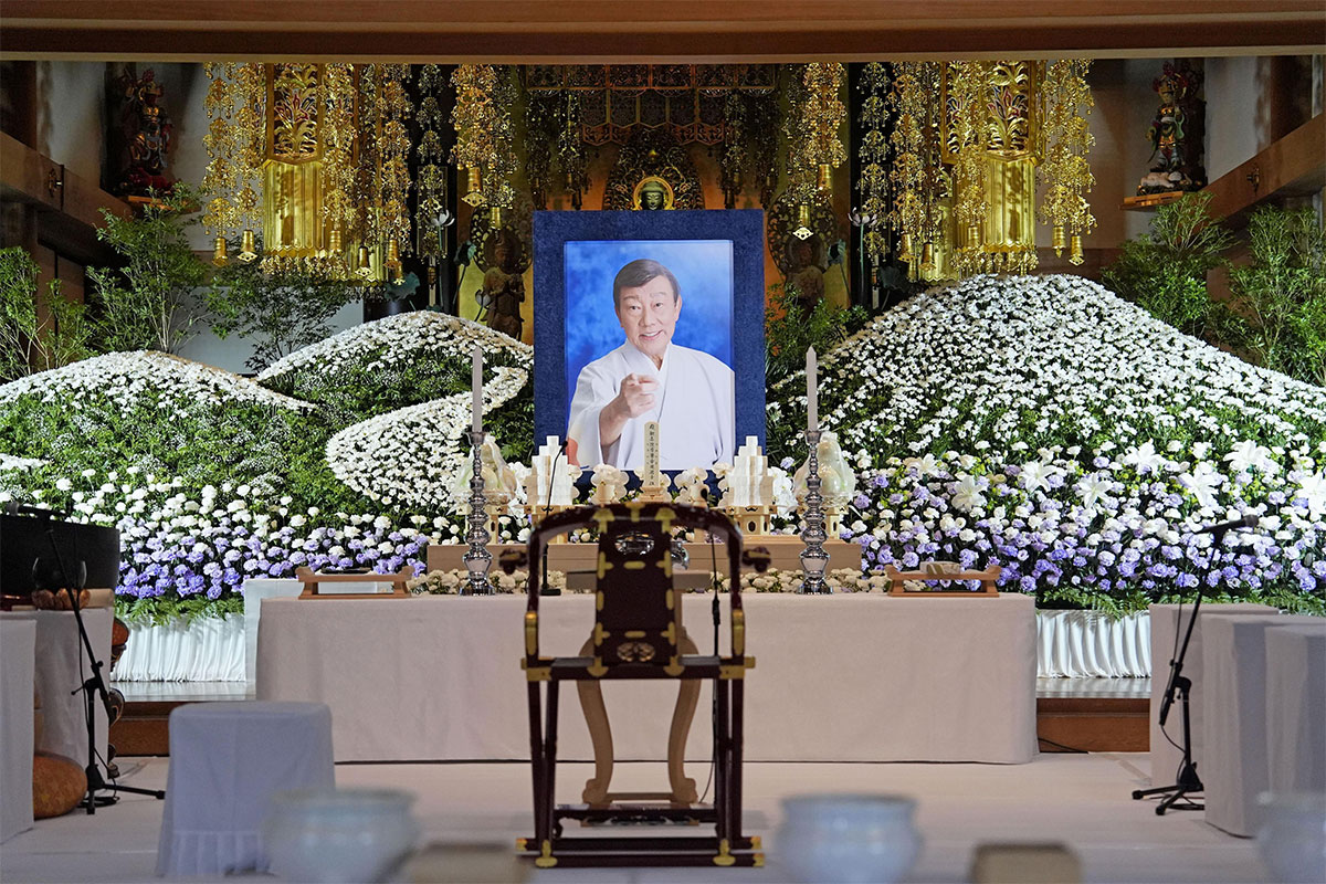 橋幸夫さん通夜に現れた「EXILE・ATUSHI」ものまね芸人に「失礼す…