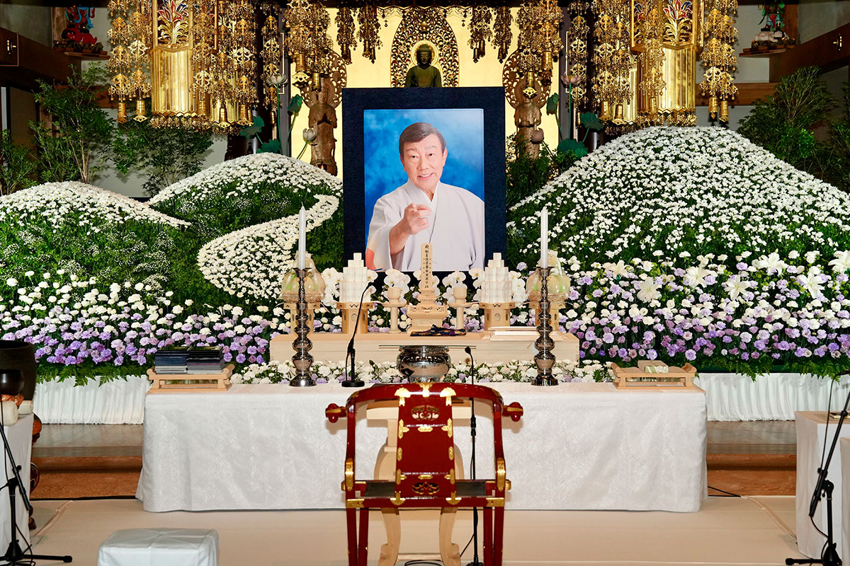 橋幸夫さん通夜で批判集めたEXILE・ATSUSHI“ものまね芸人”指摘される“レジェンドものまね芸人”との落差