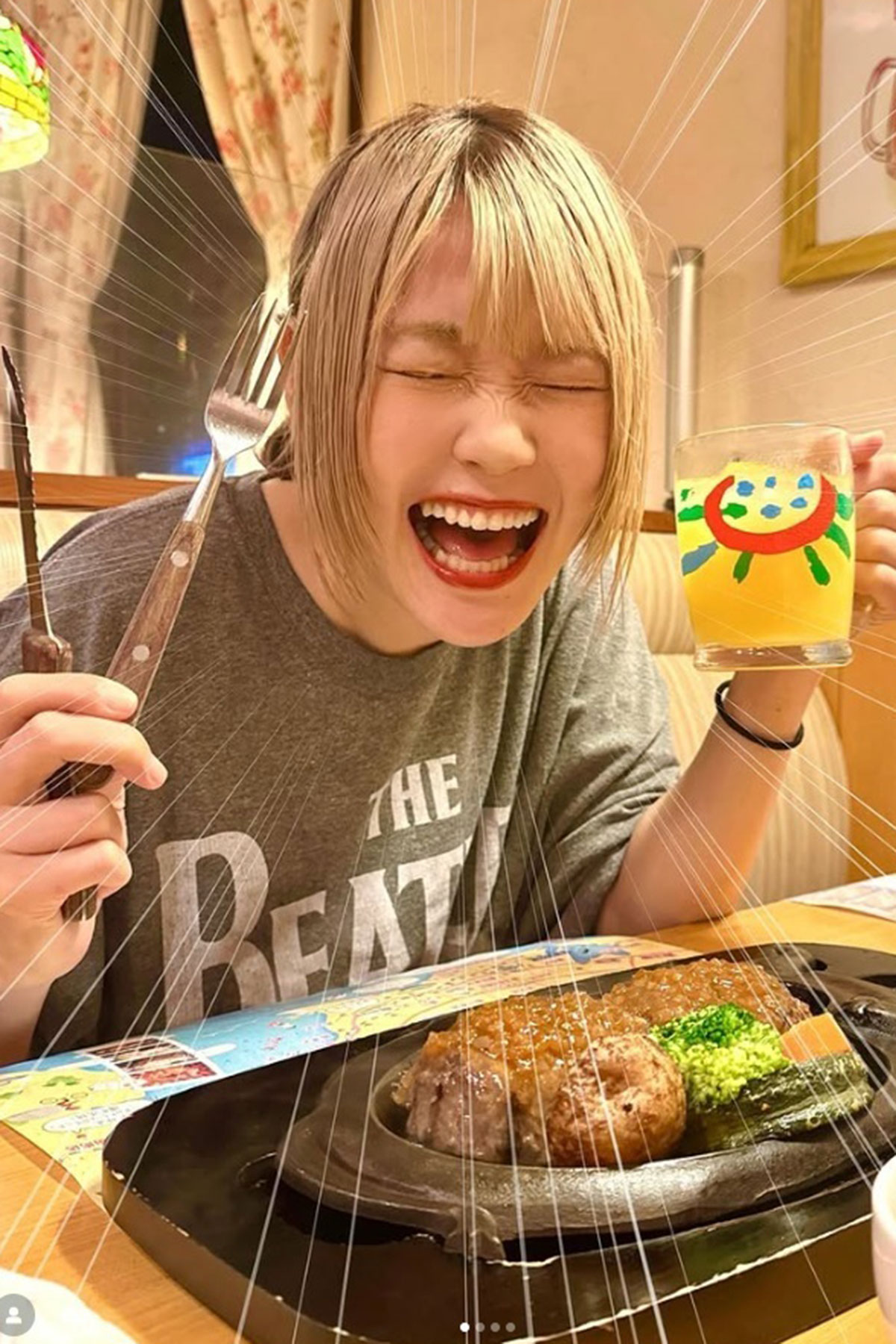 ハンバーグ店を訪れた様子を報告するハラミちゃん。彼女のSNSでは、確かに自炊をする様子はない（写真・本人Instagramより）