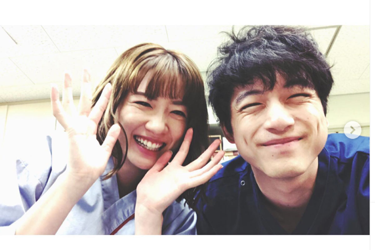 2019年11月の坂口健太郎のInstagramより。映画『仮面病棟』で共演したときのオフショットのようだ