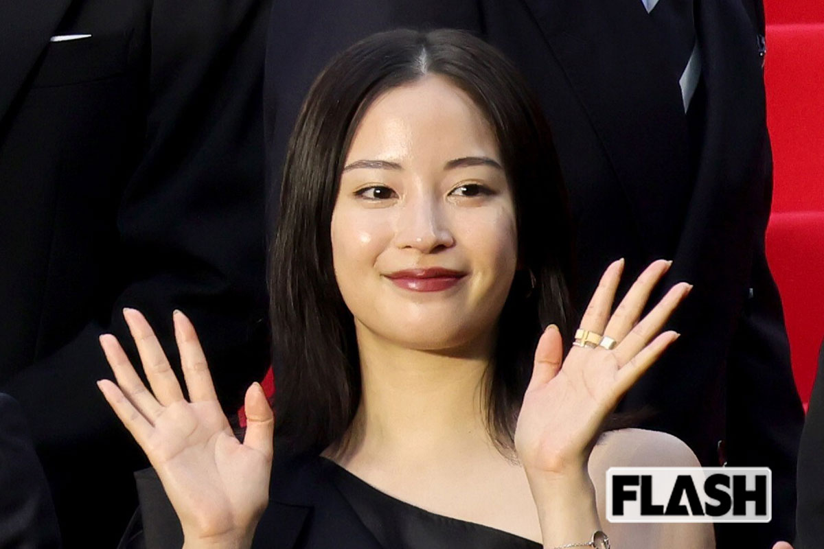 広瀬すず、大胆肩見せドレス姿“ライバル女優”が勢いなくすなか「交際＆破局…