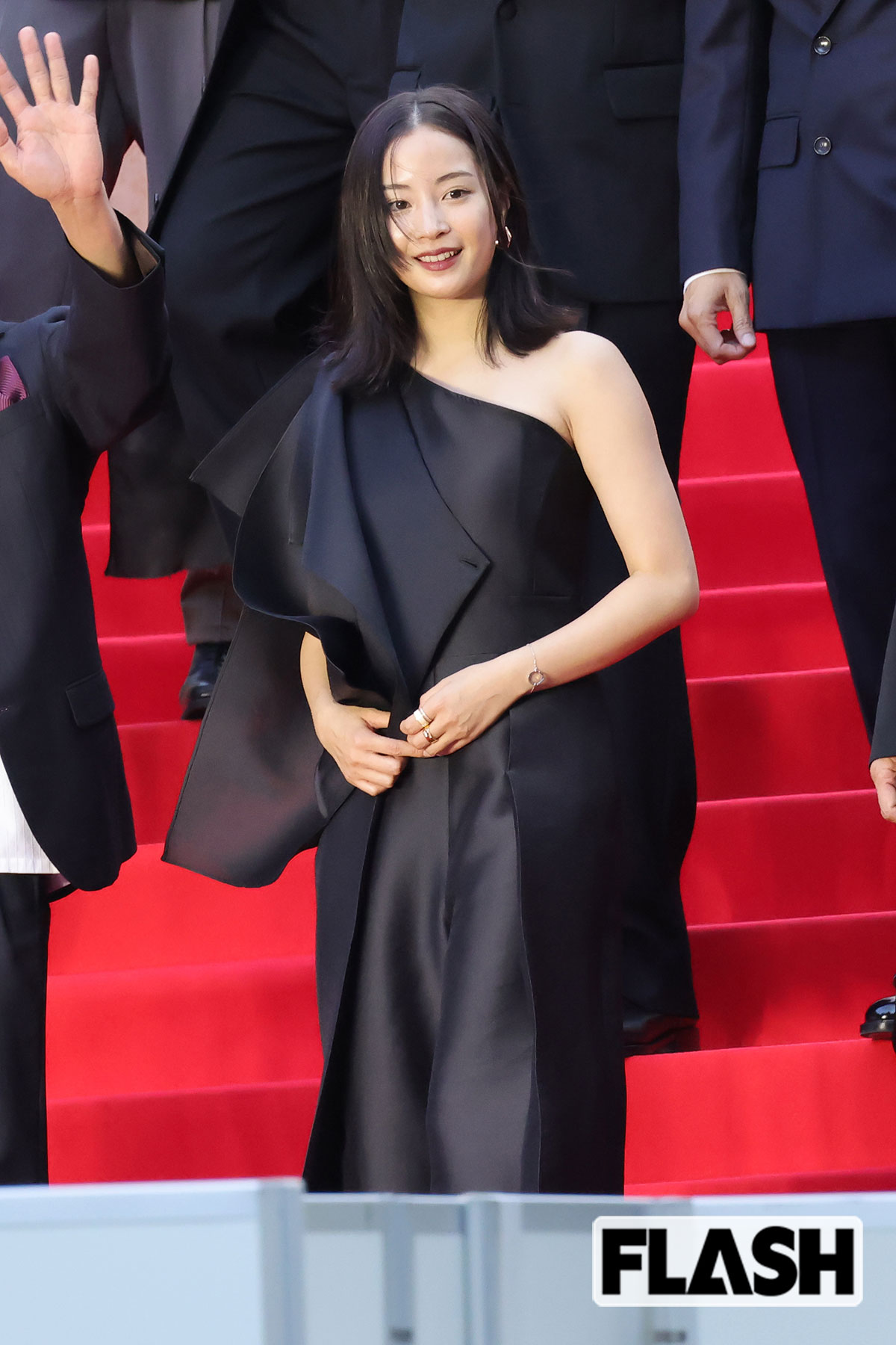 シックな黒のドレスを着用した広瀬すず。美しい腕のラインが露わだ