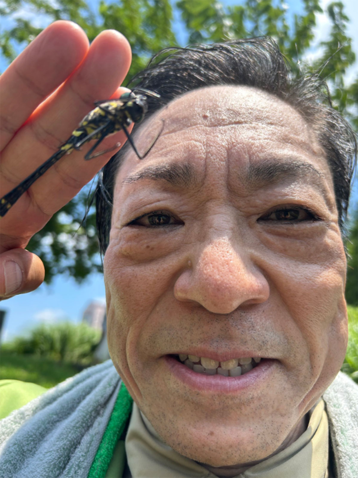 トンボをつかむ香川照之(7月26日投稿の本人のXより)