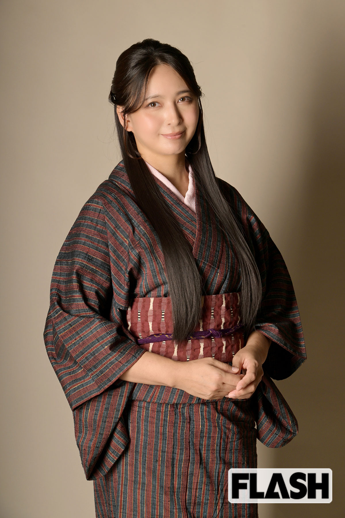 加藤夏希は、自らがプロデュースの舞台『鬼背参り』で鬼に姿を変える壮絶な女性役を務めた。2026年秋公開予定の映画『冤罪のつくりかた』で主演を務める