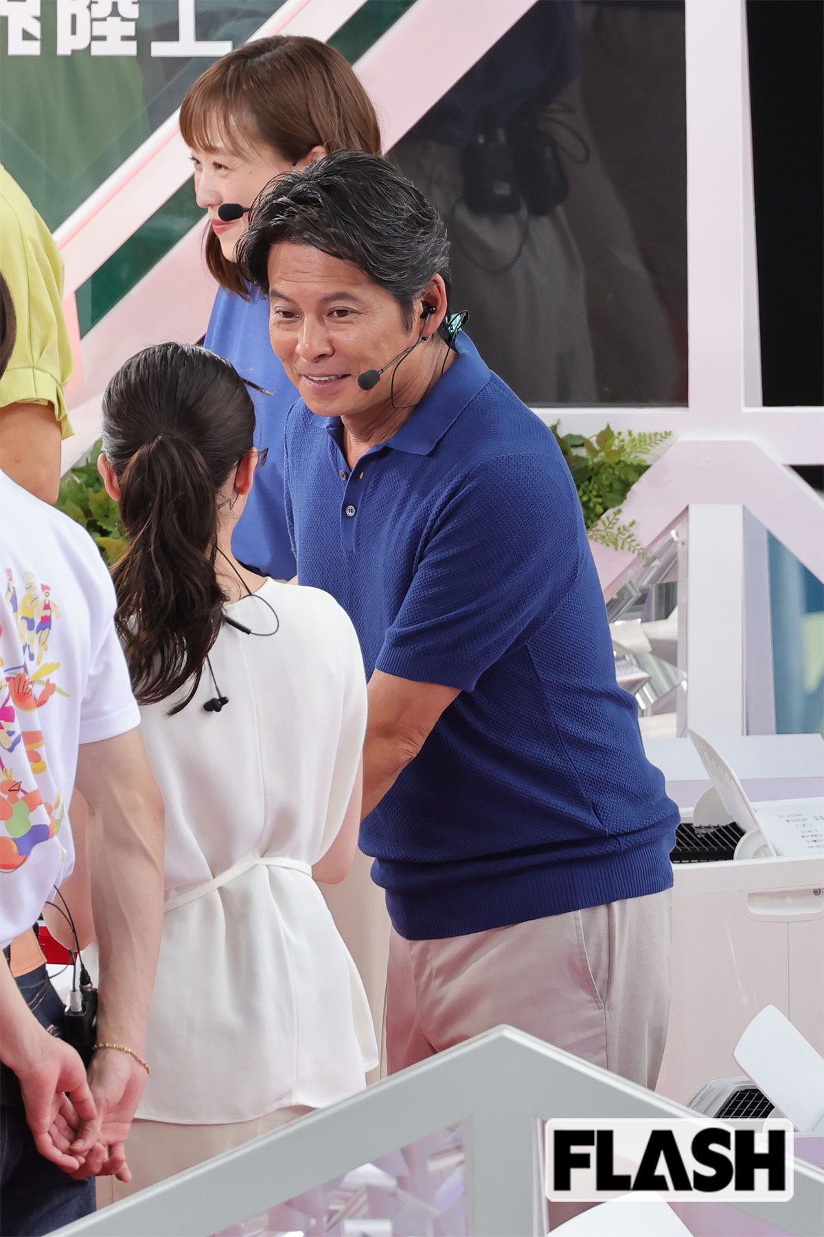 同じく世界陸上のアンバサダーを務める今田美桜に話しかける織田裕二