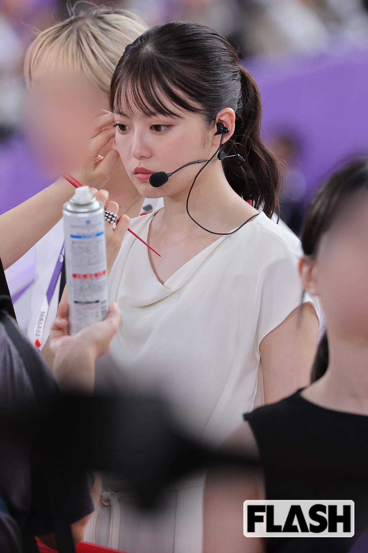 ヘアメイクが丹念にスプレーをかけて、話題となった“毛量”を抑える今田美桜
