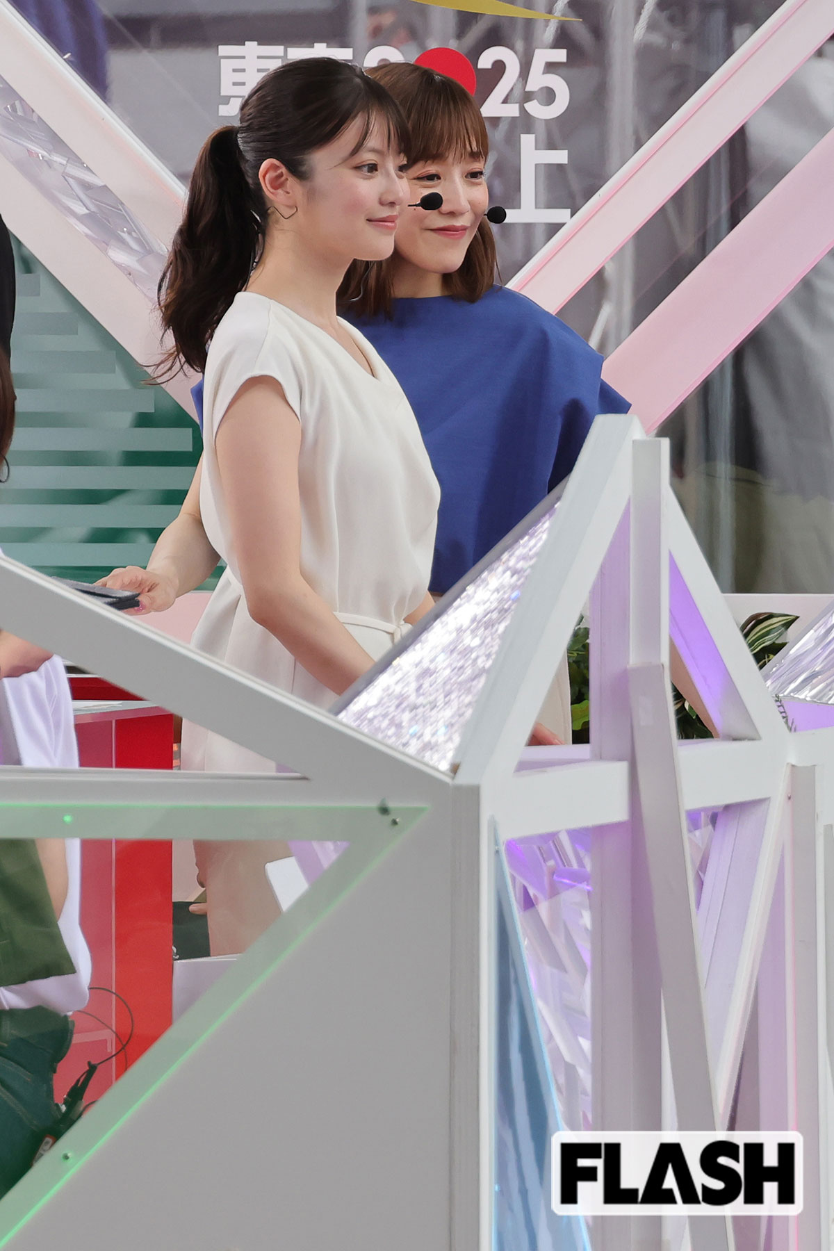 特設ステージから眺める今田美桜。ファンが殺到した