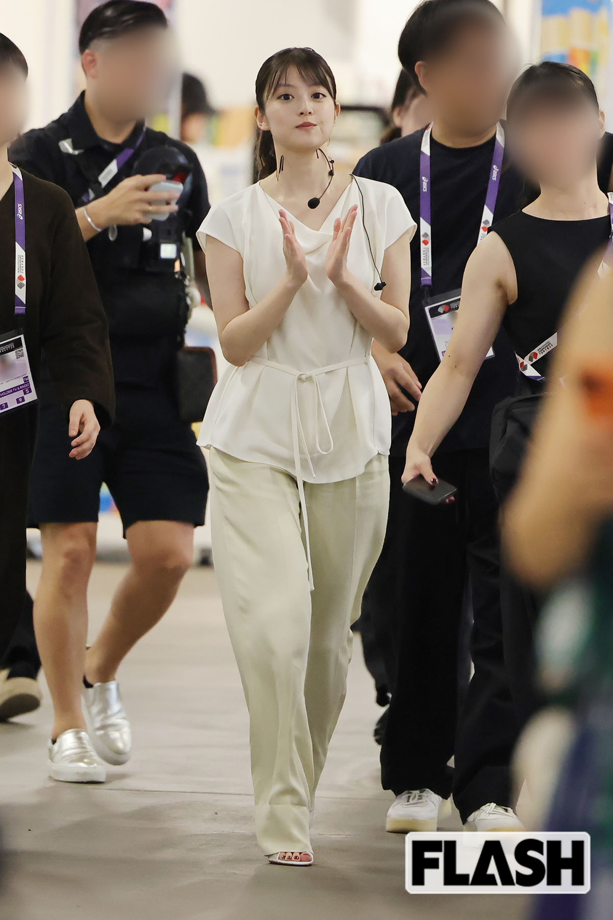 拍手をしながら入場する今田美桜