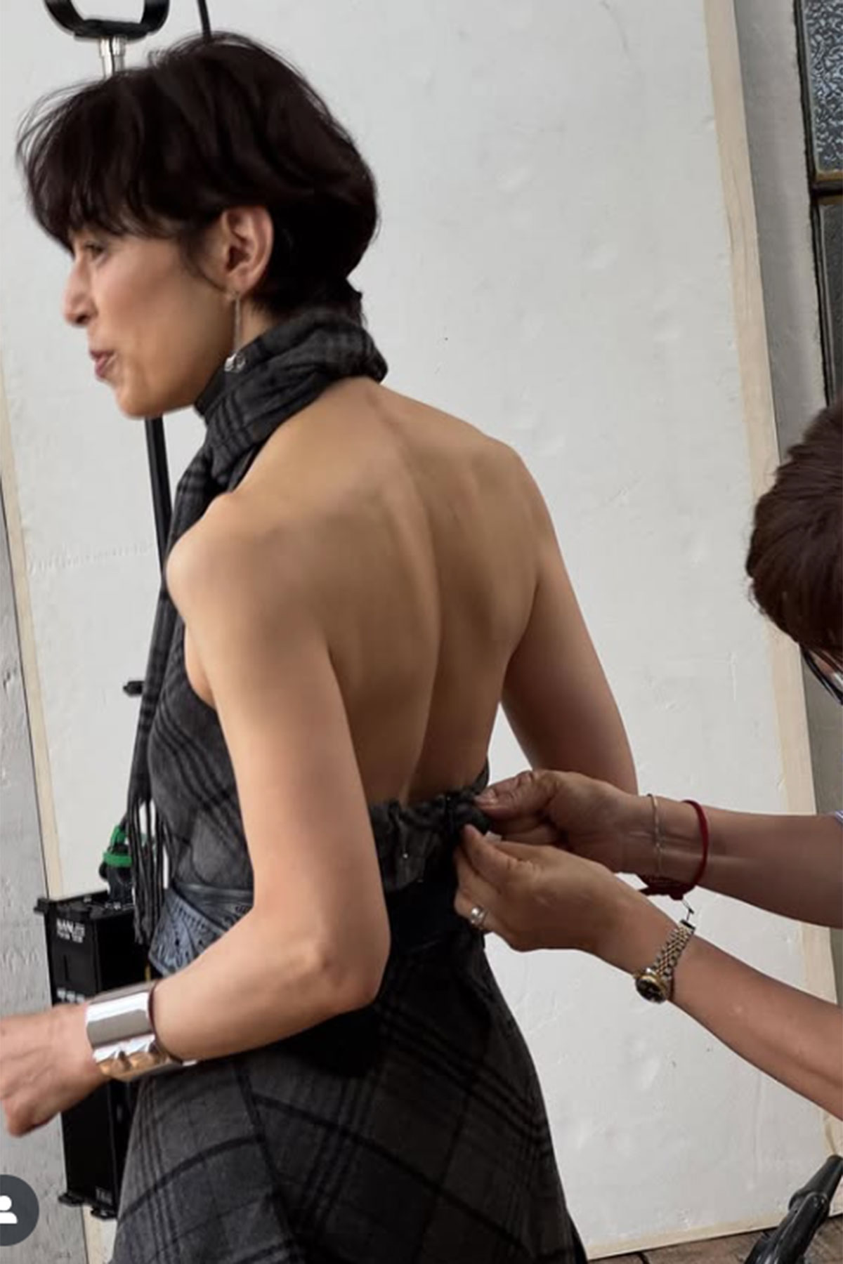 背中丸見えショットを披露した鈴木保奈美(鈴木保奈美のInstagramより)