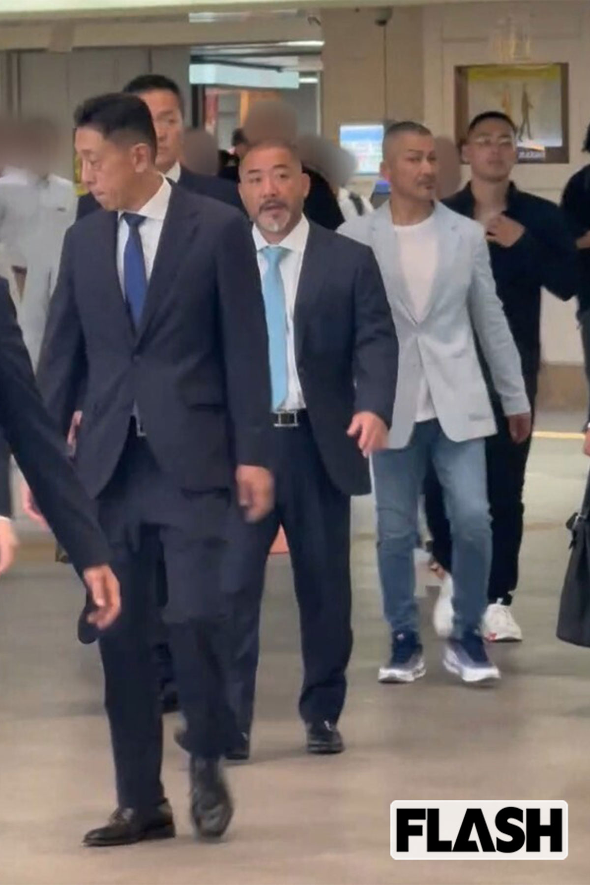 組員らに囲まれる弘道会の野内正博会長（中央、写真・大平弘美）