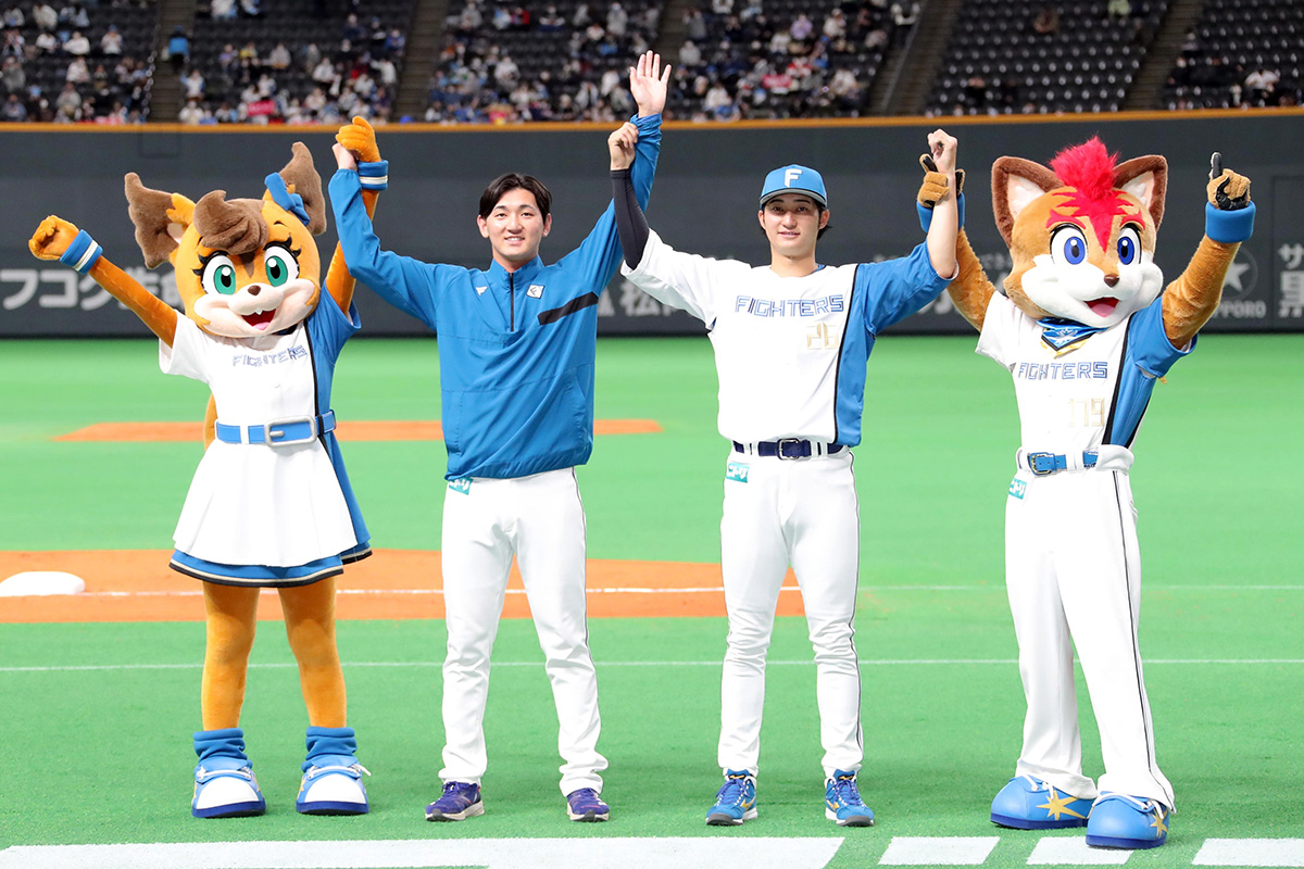 2022年の西武戦で新庄監督に初勝利を贈った元投手・立野和明さん（左）と浅間大基外野手