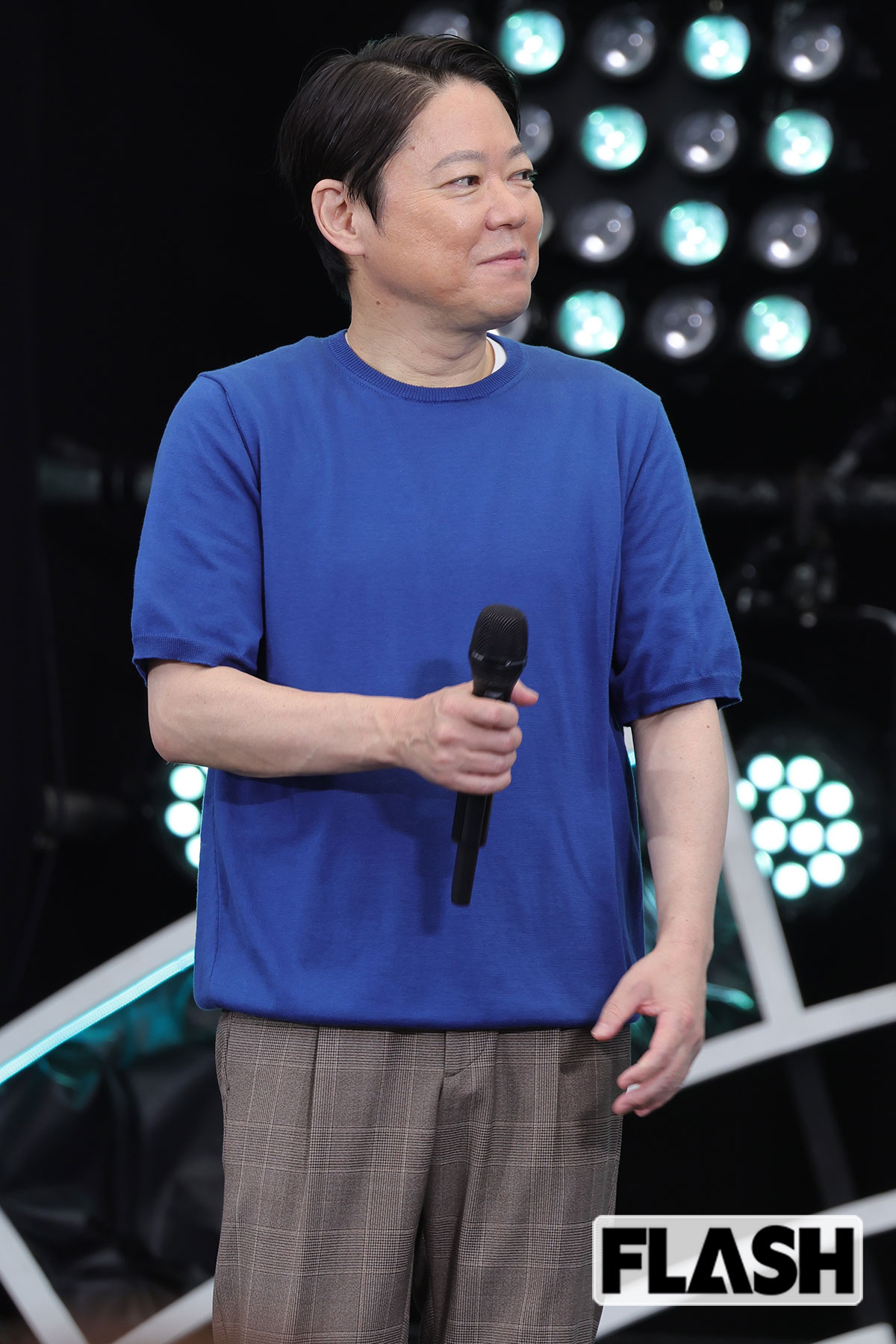 ブルーの衣装を来た阿部サダヲ