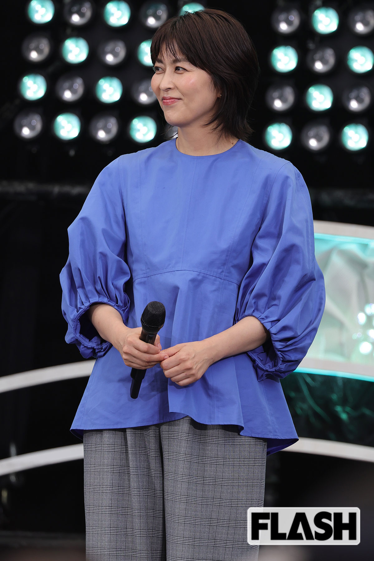 阿部サダヲとおそろいの青い服を着た松たか子