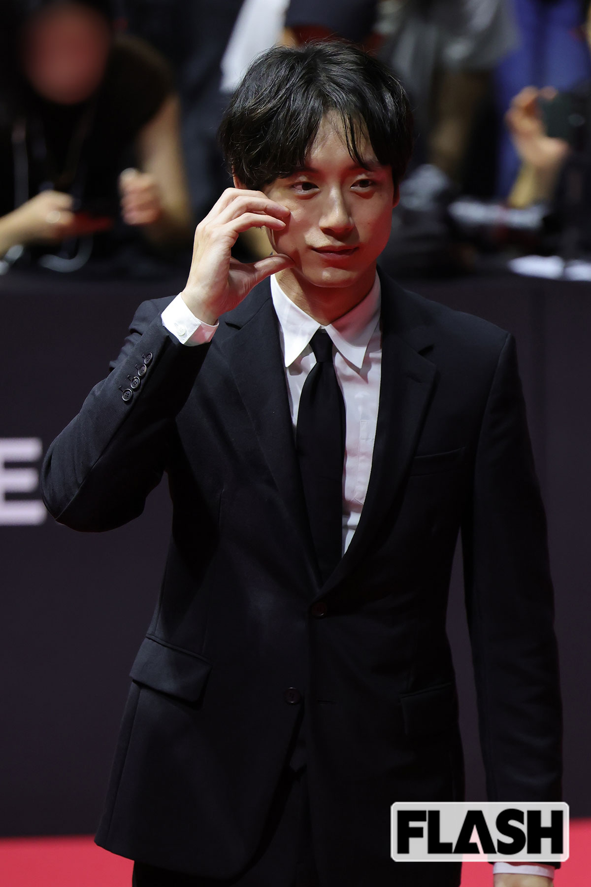 永野芽郁と“三角関係”報道の坂口健太郎、「中止」のはずの釜山国際映画祭に登壇で見せた撮影仲間との微妙な“距離感”