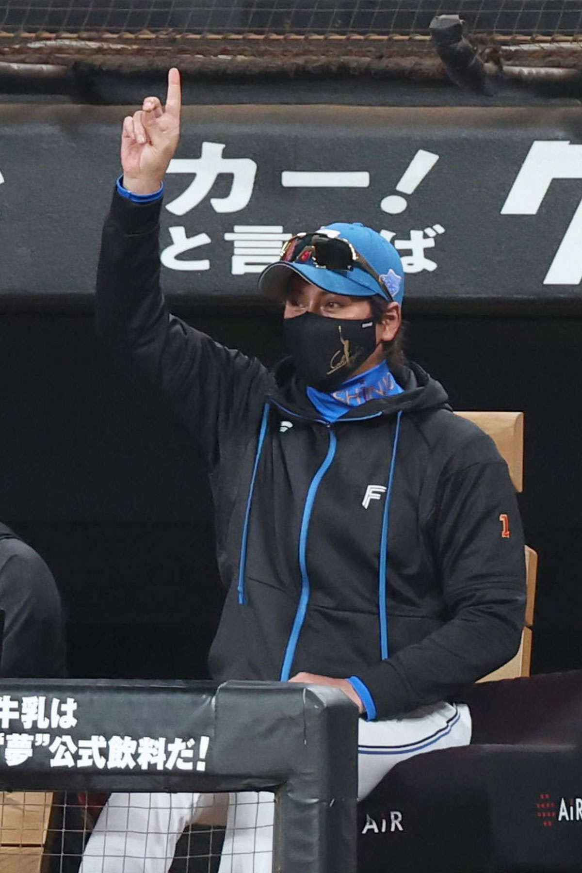 日ハム・新庄監督の采配を元チームメイトが熱弁…首位猛追の秘密は選手も戸惑った「奇策」弱小チームが格上に勝つヒントが
