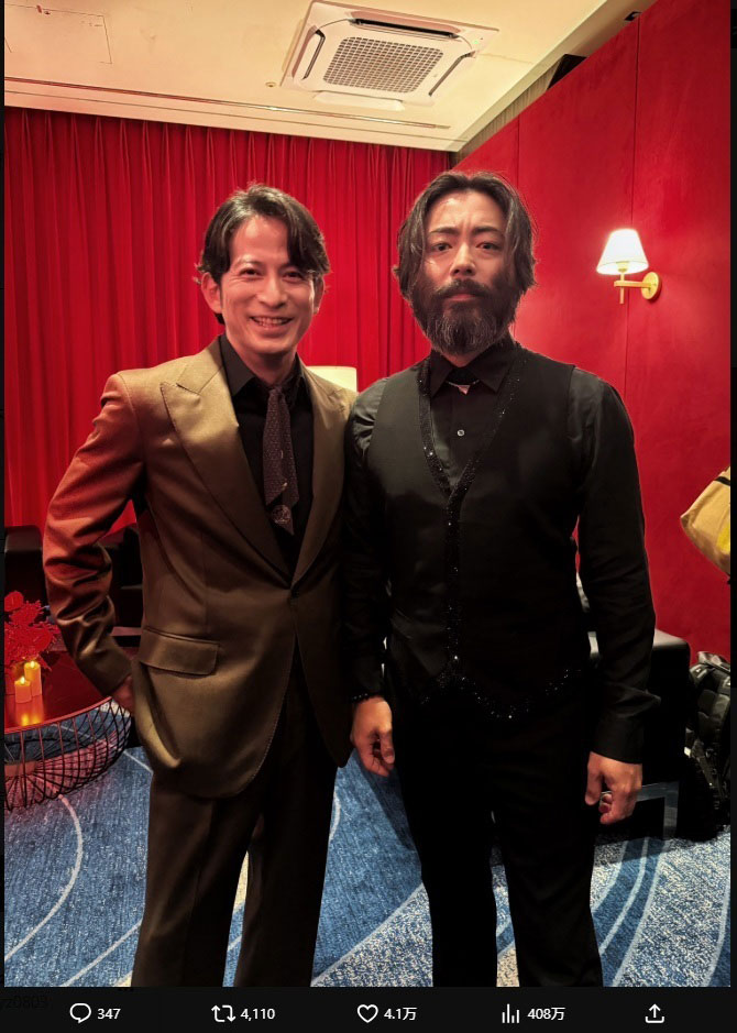 岡田准一が投稿した山田孝之とのツーショット。もっさりした髭姿に驚きの声が寄せられている（写真・岡田のXより）