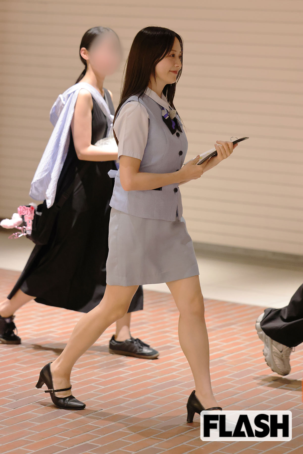 すらりとした美脚を見せつけるOL風衣装の森香澄