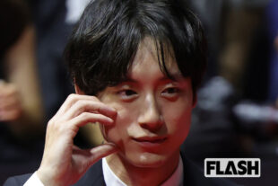 坂口健太郎、髭に革ジャンの“ワイルド姿”で撮影打ち上げ…“二股報道”から半年、フランス合作映画で“再起”